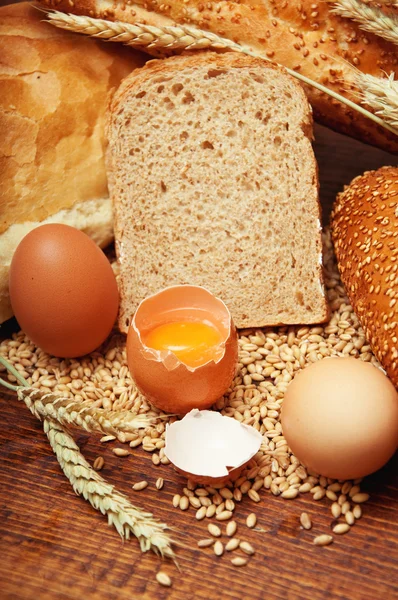 Pain de blé, céréales et épis aux œufs — Photo