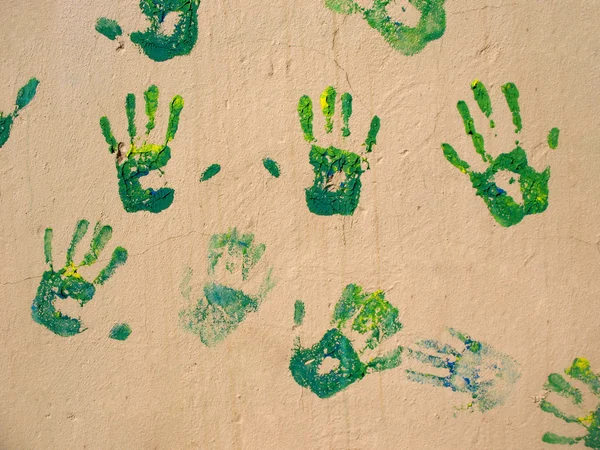 Mãos verdes na parede — Fotografia de Stock