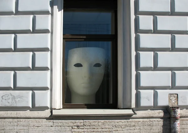 A enorme máscara na janela de loja — Fotografia de Stock