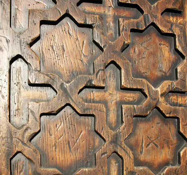 Fragment drzwi drewniane. wątektaraxum officinale - wspólne mniszek na wiosnę, Niemcy — Zdjęcie stockowe
