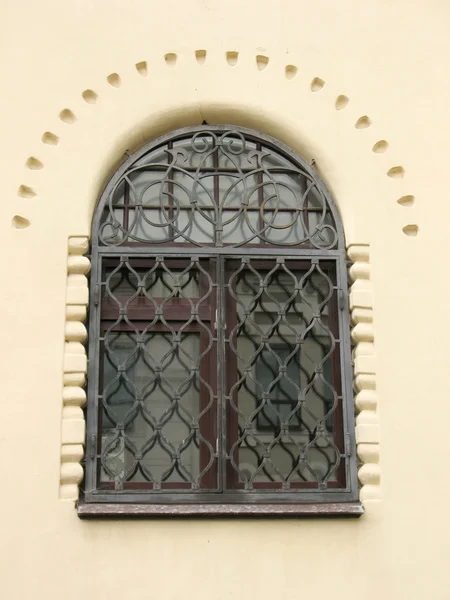 Ухоженное старое окно здания — стоковое фото