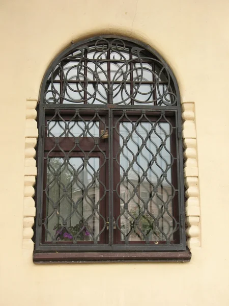 Väl höll gamla byggnad fönster — Stockfoto