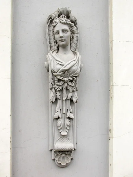 El busto de la muchacha - el elemento de la decoración del edificio —  Fotos de Stock