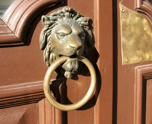 Türgriff in Form eines bronzenen Löwenkopfes mit Ring — Stockfoto