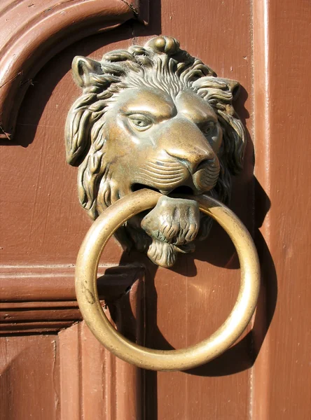Türgriff in Form eines bronzenen Löwenkopfes mit Ring — Stockfoto