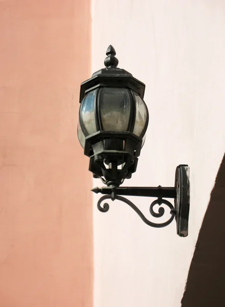 Straßenlaterne an der Wand. St. petersburg — Stockfoto