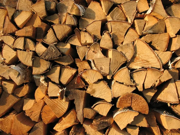 Tło: stos drewna, oświetlone przez słońce — Zdjęcie stockowe