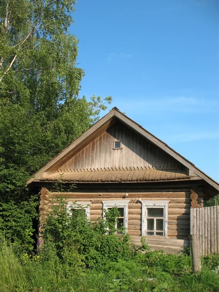 Заброшенный фермерский дом в Кировской области — стоковое фото
