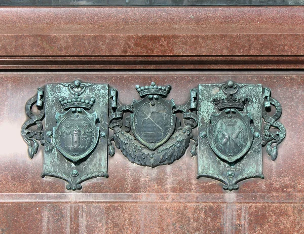 Coats of arms of historical provinces of Finland on the pedestal of the mon — Stock Photo, Image