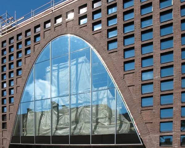 Die Fassade eines im Bau befindlichen modernen Gebäudes. Helsinki, Finnland — Stockfoto