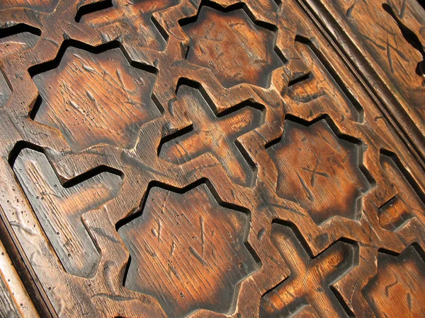 Fragment drzwi drewniane. wątektaraxum officinale - wspólne mniszek na wiosnę, Niemcy — Zdjęcie stockowe