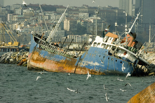 Разрушенный корабль в Стамбуле

