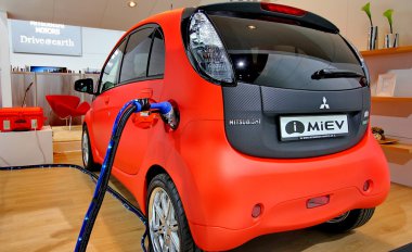 Kırmızı ve beyaz elektrikli otomobil miev mitsubishi