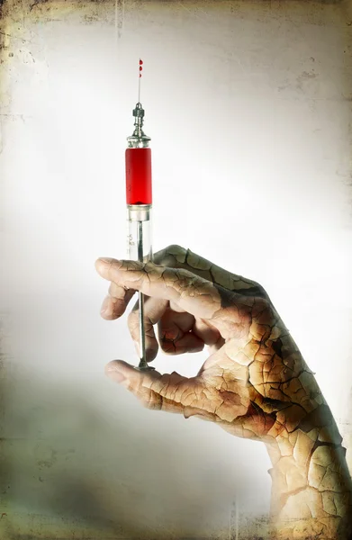Old glass syringe in hand. Shallow DOF. — Stock Photo, Image