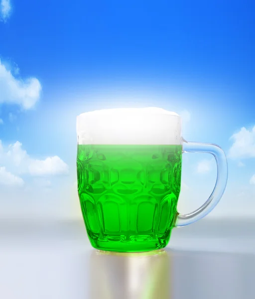 Зеленое пиво для дня Святого Патрика на голубом фоне неба — стоковое фото