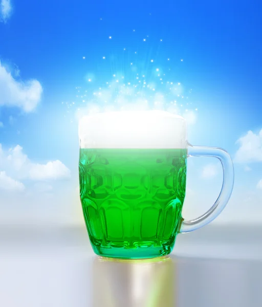 Зеленое пиво для дня Святого Патрика на голубом фоне неба — стоковое фото