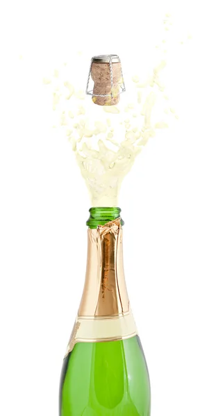 Botella de champán haciendo estallar su corcho y salpicaduras — Foto de Stock