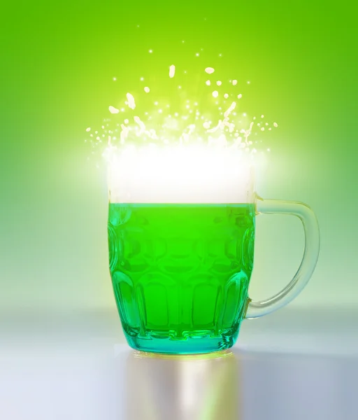Зеленое пиво на день Святого Патрика на зеленом фоне — стоковое фото