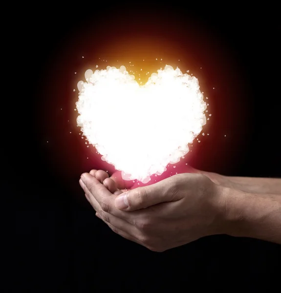 Сердце святого Валентина в руке на темном фоне . — стоковое фото