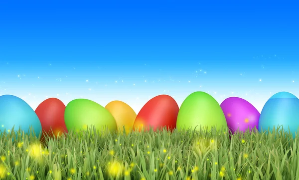 Huevos de Pascua sentados en el campo de hierba con fondo de cielo azul —  Fotos de Stock