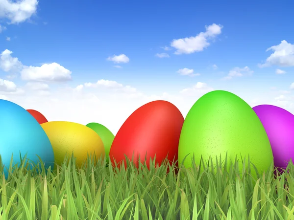 Huevos de Pascua sentados en el campo de hierba con fondo de cielo azul —  Fotos de Stock