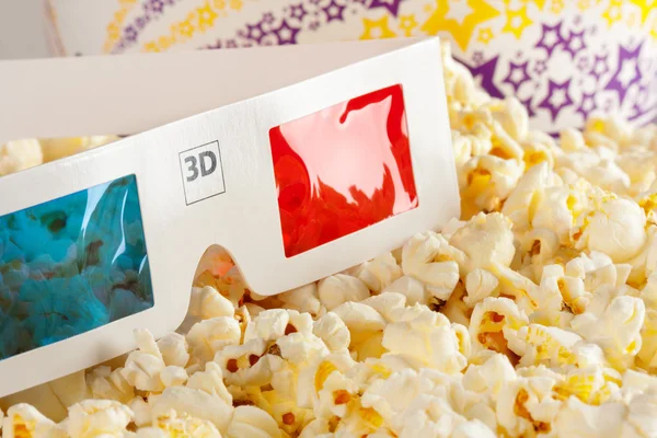 3D-Gläser und Popcorn — Stockfoto