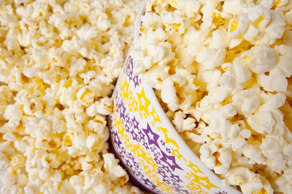 Popcorn in grote emmer — Stockfoto