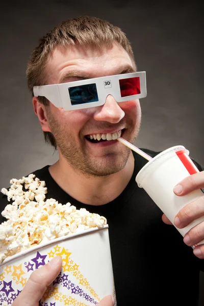 Hombre divertido viendo película 3D — Foto de Stock