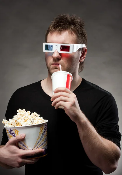 Чоловік дивиться 3D фільм — стокове фото