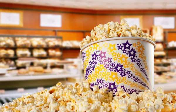 Großer Eimer Popcorn — Stockfoto