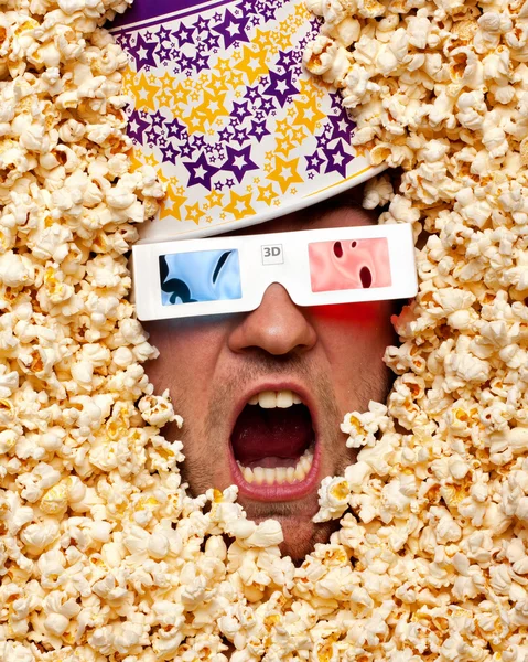 Visage surpris dans le pop-corn regarder un film 3D — Photo