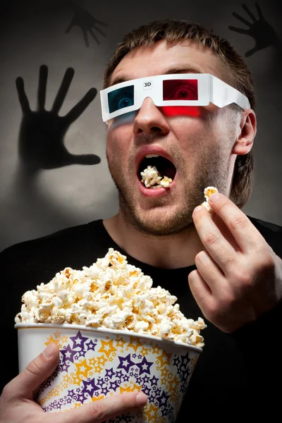 Spaventato uomo guardando film 3D — Foto Stock
