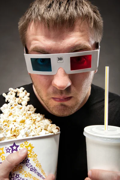 Hombre divertido viendo película 3D —  Fotos de Stock