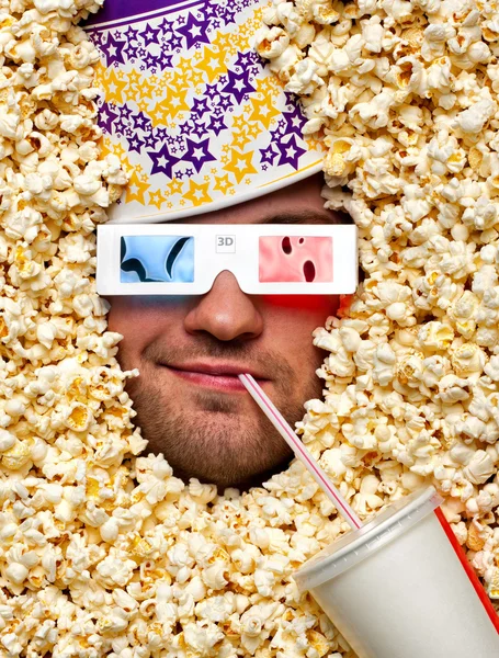 Visage dans popcorn regarder un film 3D — Photo