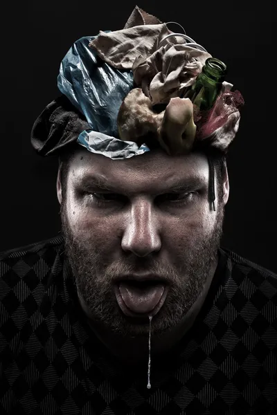 Müllhaufen im Kopf des dummen Mannes — Stockfoto