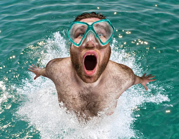 水からの跳躍の男 — ストック写真