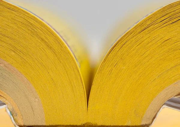 Öppna gula sidorna bok — Stockfoto