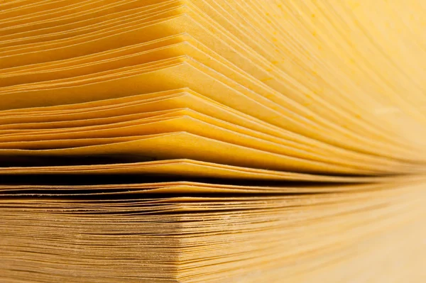 Абстрактный взгляд на книгу желтых страниц — стоковое фото