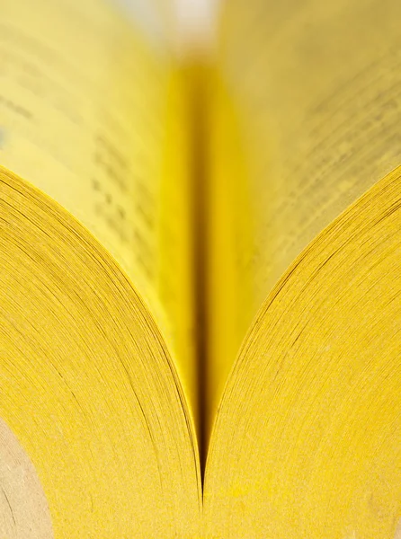 Open gele pagina's boek — Stockfoto