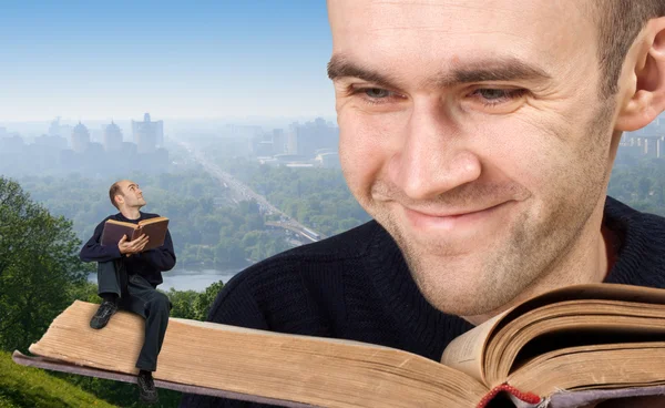 Reading the bible — Stock Photo, Image