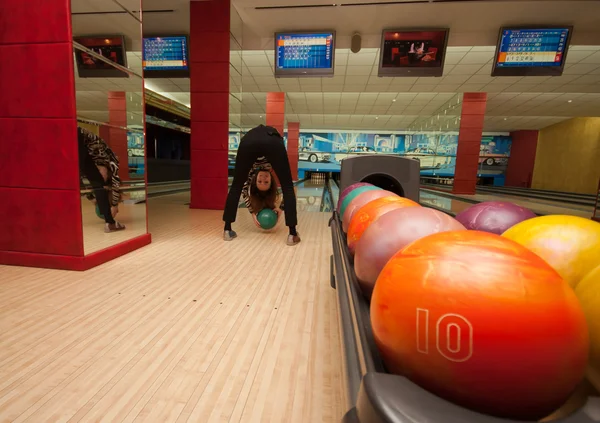 Roliga nybörjare flicka spela bowling — Stockfoto