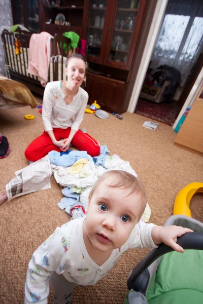 Baby auf der Flucht vor verrückter Mutter — Stockfoto