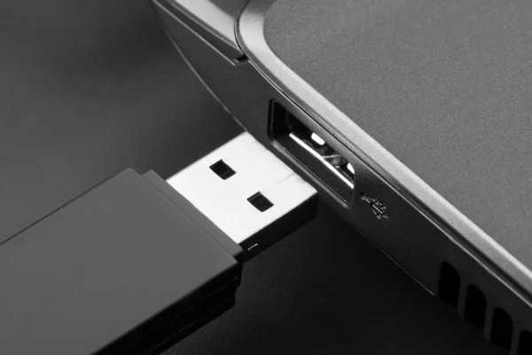 Plugging removable flash disk — Stock Photo, Image