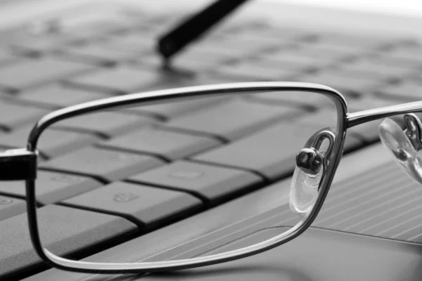Brille auf Laptop — Stockfoto