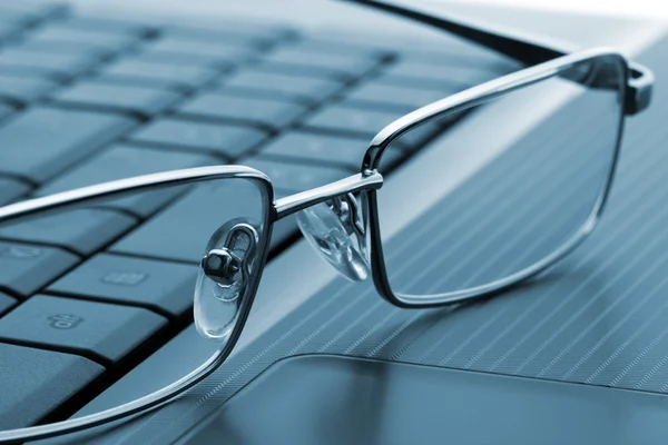 Glasögon på laptop — Stockfoto