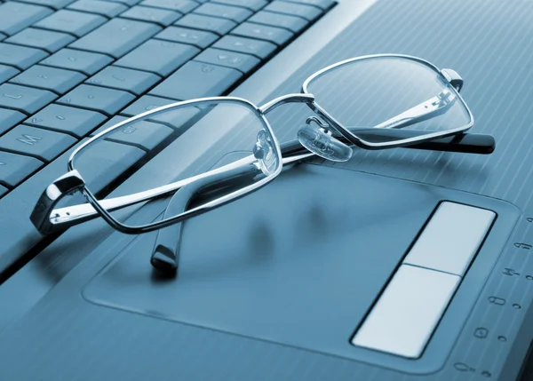 Glasögon på laptop — Stockfoto