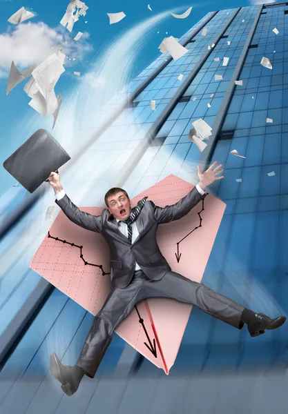 Бизнесмен падает на бумажный самолет — стоковое фото