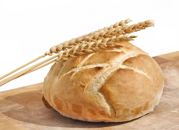 Буханка хлеба и пшеничные уши — стоковое фото