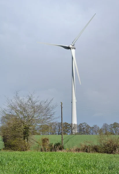 风电机组在农村风景 — 图库照片
