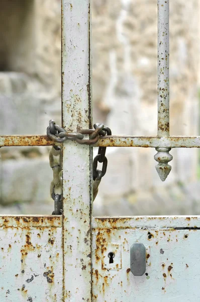 Portão fechado por uma corrente — Fotografia de Stock